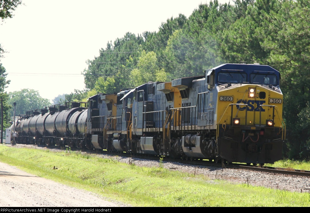 CSX 360 leads train F728 towards the yard